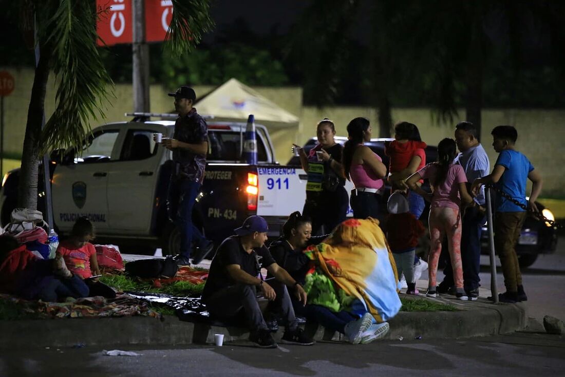 Hondurenhos esperam para iniciar uma caravana de migração em direção aos EUA em San Pedro Sula, Honduras.