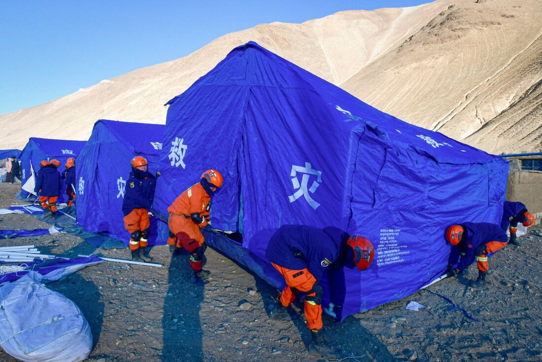 Equipes de resgate erguem tendas de ajuda para pessoas evacuadas após um terremoto no município de Cuoguo, em Shigatse, região do Tibete, no sudoeste da China, em 8 de janeiro de 2025