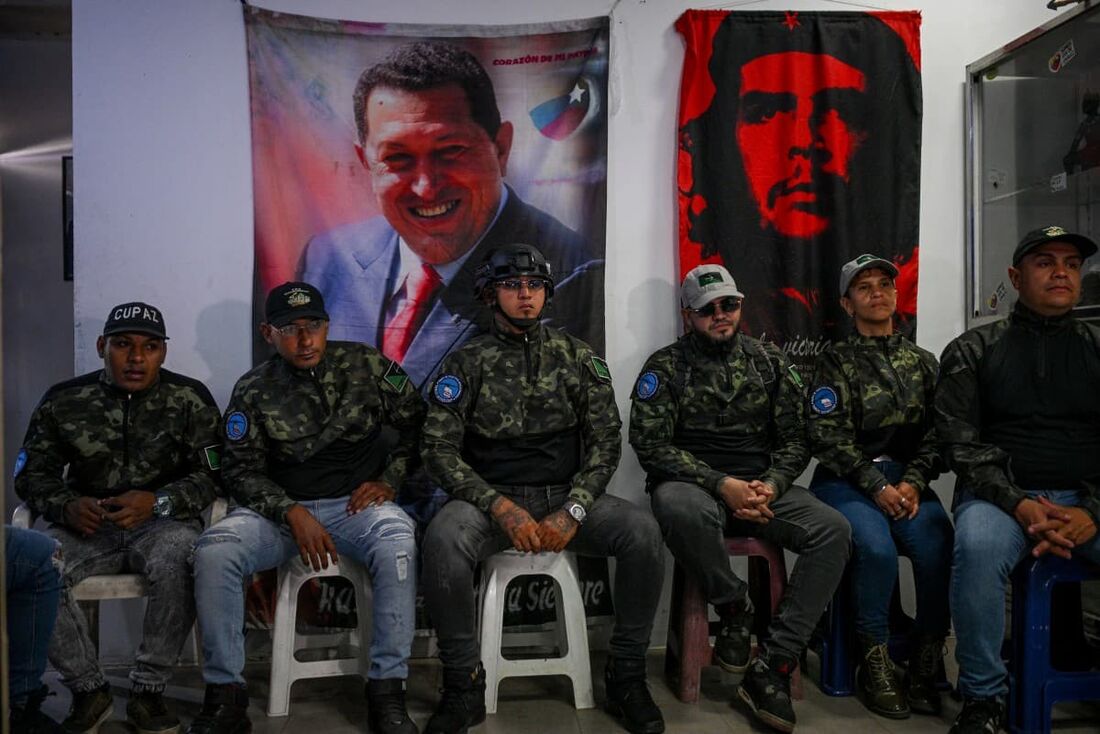 Membros de um grupo pró-governo conhecido como 'Colectivos' se reúnem dentro de sua sede na praça Perez Bonalde, no bairro de Catia, em Caracas.