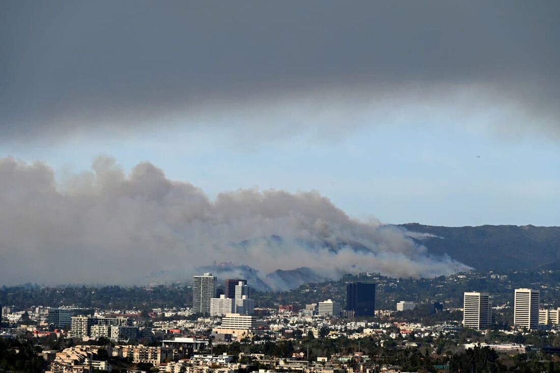 O incêndio de Palisades queima conforme visto do Baldwin Hills Scenic Overlook em Los Angeles em 8 de janeiro de 2025. 