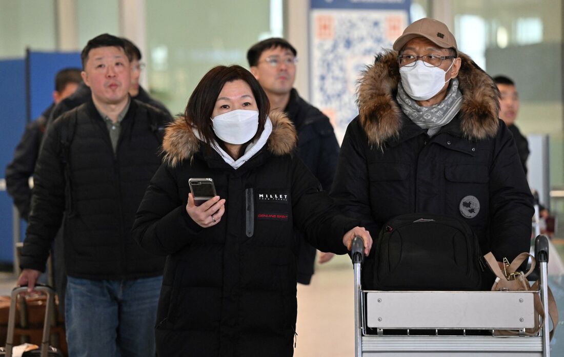 Pessoas no Aeroporto Internacional de Beijing, na China