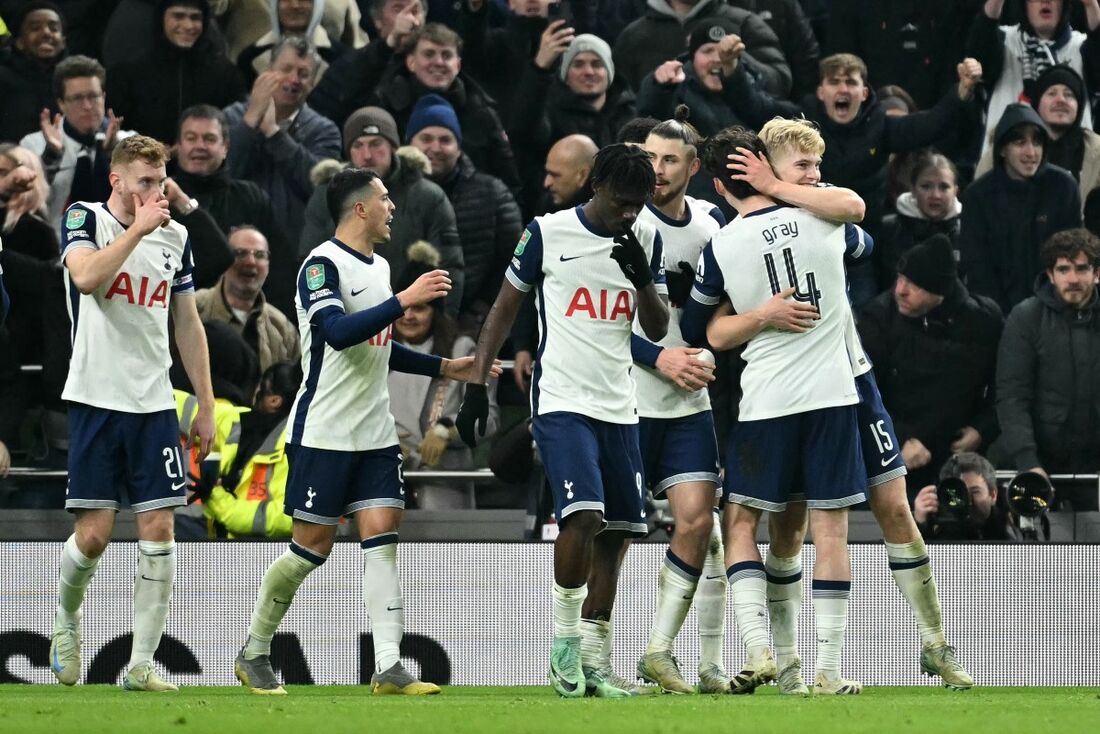 Jogadores do Tottenham celebram gol sobre o Liverpool