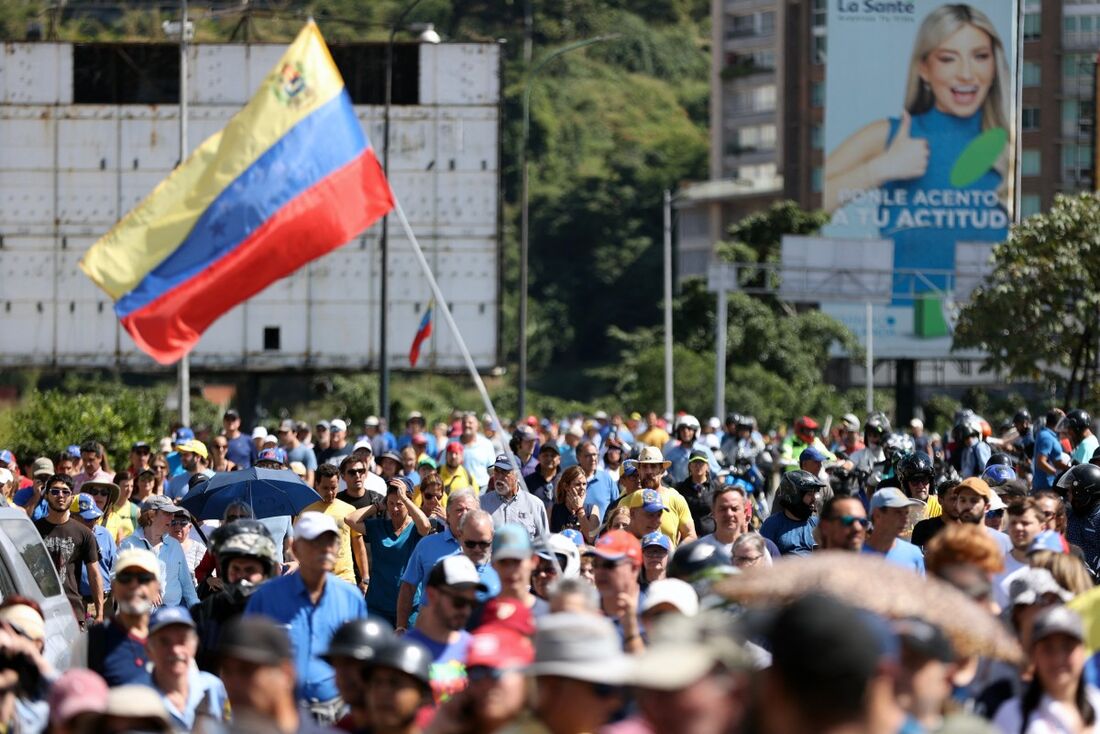 Marcha popular durante protesto convocado pela oposição às vésperas da posse presidencial, em Caracas