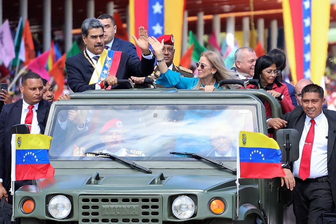 o presidente Nicolás Maduro e sua esposa Cilia Flores acenando ao chegar à base militar de Fort Tiuna para uma cerimônia durante sua posse, em Caracas