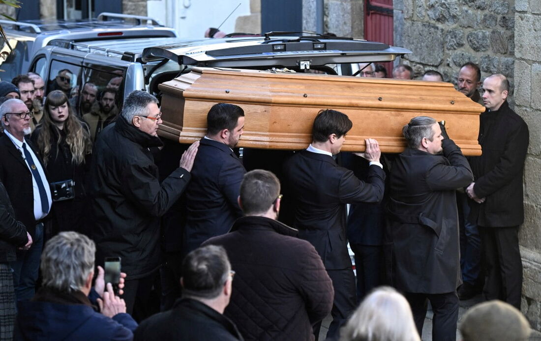 O caixão da figura de extrema direita francesa Jean-Marie Le Pen é levado para a Igreja durante seu funeral em sua cidade natal