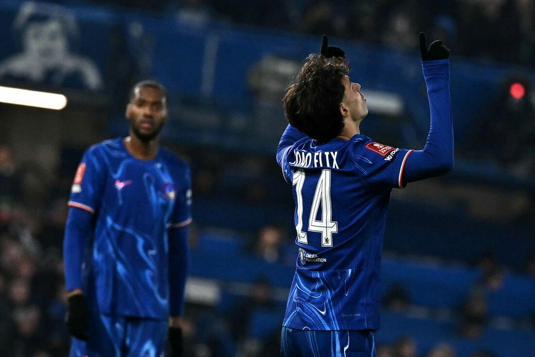 O atacante português do Chelsea #14, João Félix, comemora o quinto gol do time durante a partida de futebol da terceira rodada da FA Cup entre Chelsea e Morecambe