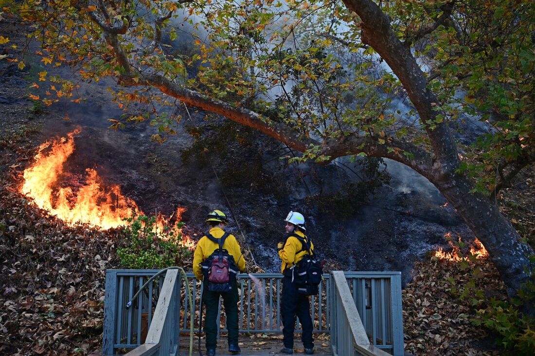 Bombeiros combatem incêndios em Los Angeles