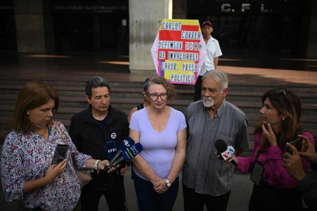 Mabel Calderin (C), esposa de Carlos Correa, diretor da ONG venezuelana 'Espacio Publico', fala à imprensa antes de solicitar habeas corpus na ouvidoria de Caracas, em 13 de janeiro de 2025