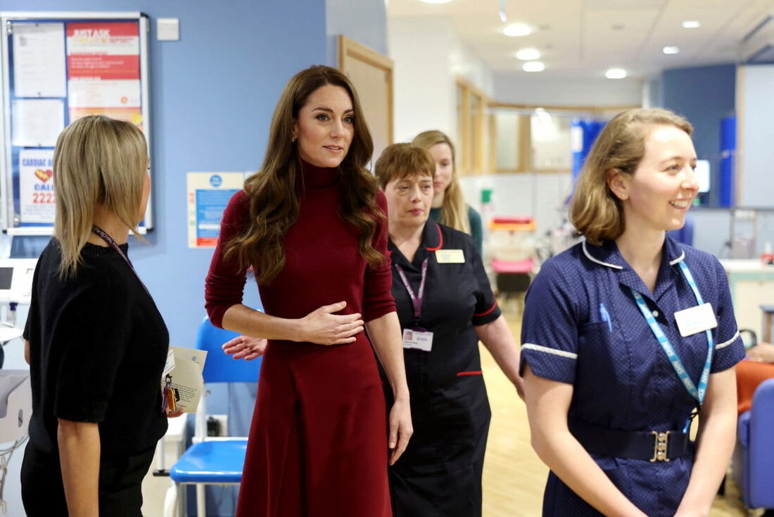 A princesa britânica Catherine, de Gales, caminha com a equipe durante uma visita ao Royal Marsden Hospital