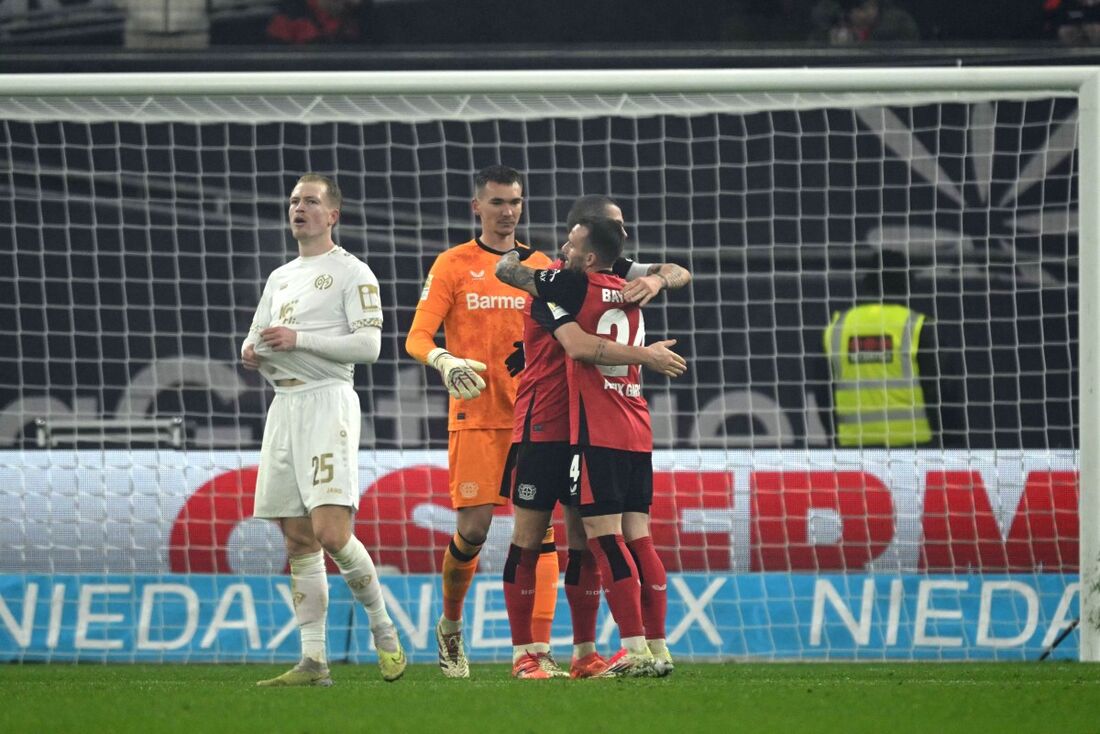 Atletas do Leverkusen celebram gol sobre o Mainz