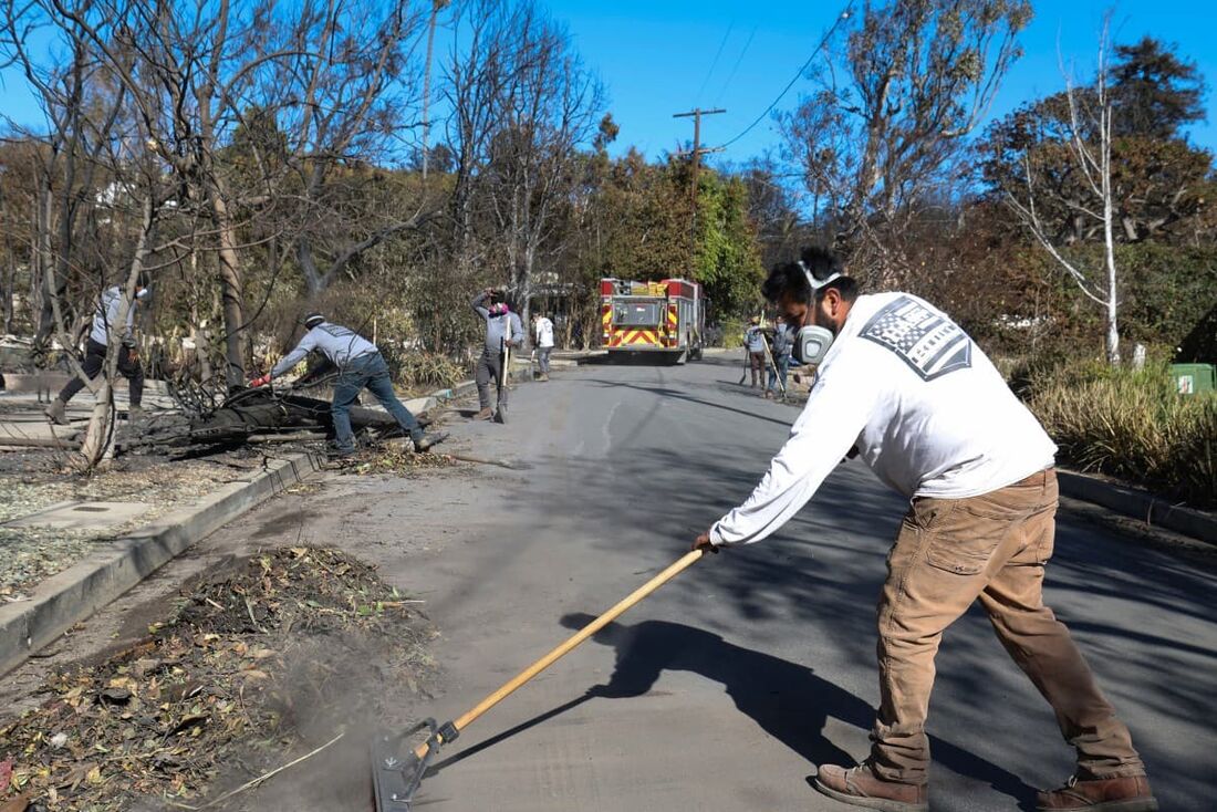 Funcionários da Hart Built Construction limpam as ruas do bairro Pacific Palisades, em Los Angeles, Califórnia