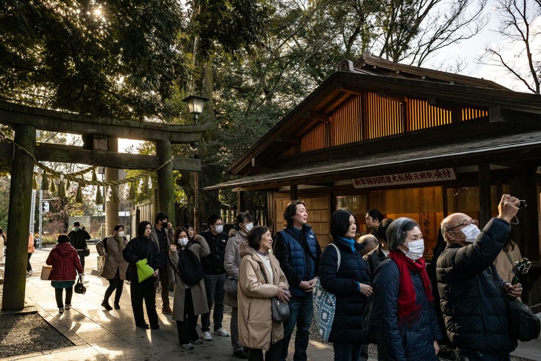 As pessoas visitam o Santuário Hikawa na cidade de Kawagoe, conhecido localmente como "O Pequeno Edo" e famoso por seus edifícios históricos, na província de Saitama, em 15 de janeiro de 2025