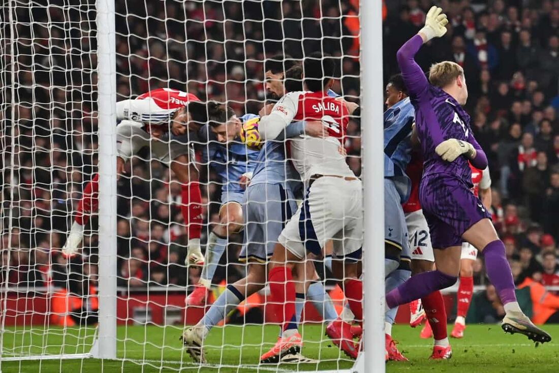 Lance do gol de empate do Arsenal durante o Derby de Londres, contra o Tottenham 