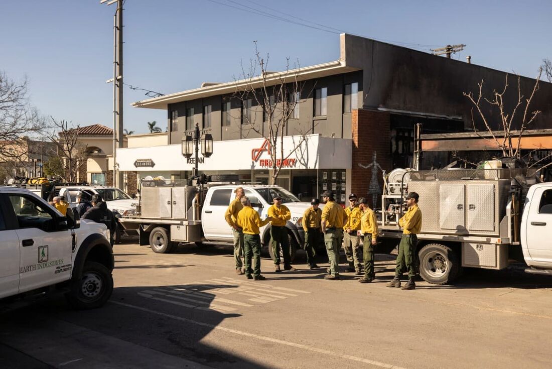 Funcionários de uma empresa privada de combate a incêndios, contratados para proteger o shopping Palisades Village de Rick Caruso do incêndio Palisades