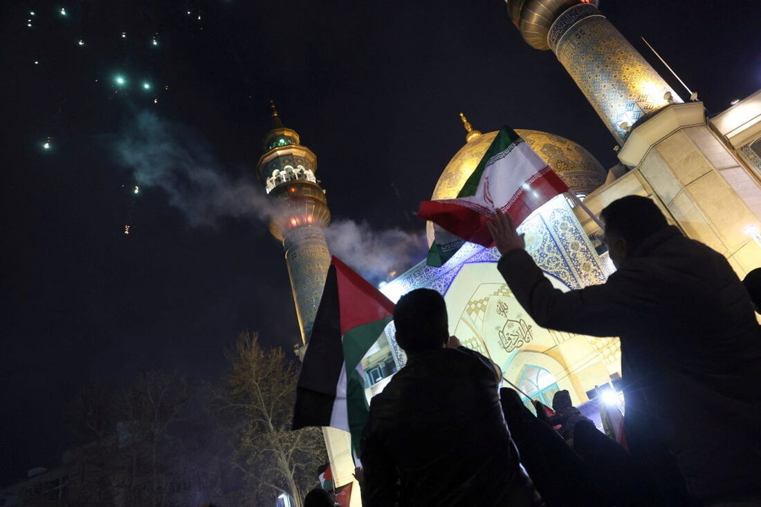 Iranianos assistem a fogos de artifício enquanto celebram a notícia de um acordo de cessar-fogo e libertação de reféns entre o Hamas e Israel, em Teerã