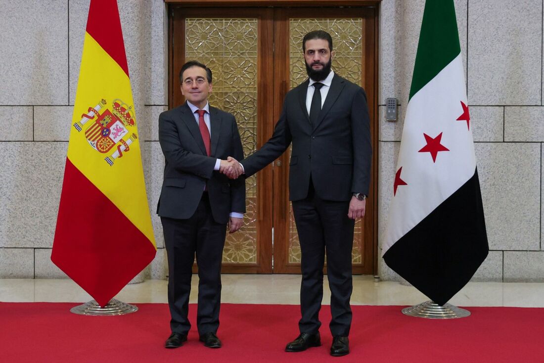 Uma foto divulgada pelo governo de transição da Síria mostra o novo líder do país, Ahmed al-Sharaa (R), recebendo o ministro das Relações Exteriores da Espanha, José Manuel Albares, no palácio presidencial em Damasco, em 16 de janeiro de 2025