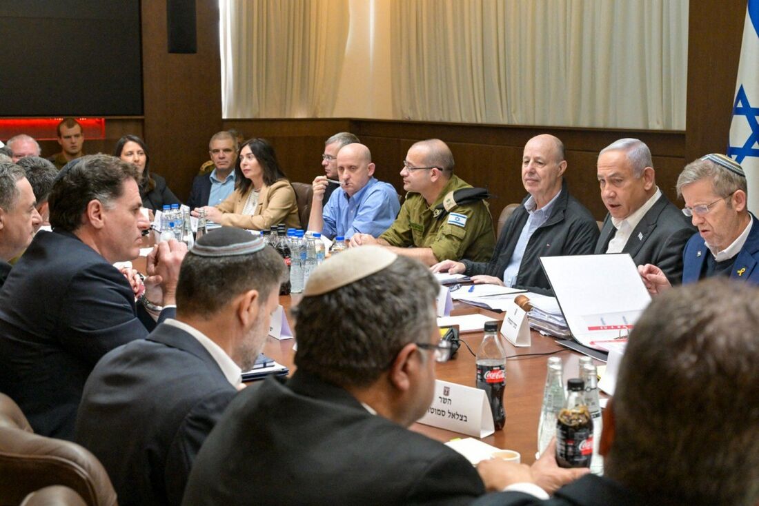 Esta foto divulgada pelo Gabinete de Imprensa do Governo de Israel (GPO) mostra o primeiro-ministro Benjamin Netanyahu (2-R), liderando uma reunião do gabinete de segurança para votar um cessar-fogo em Gaza e um acordo de libertação de reféns que deve ent