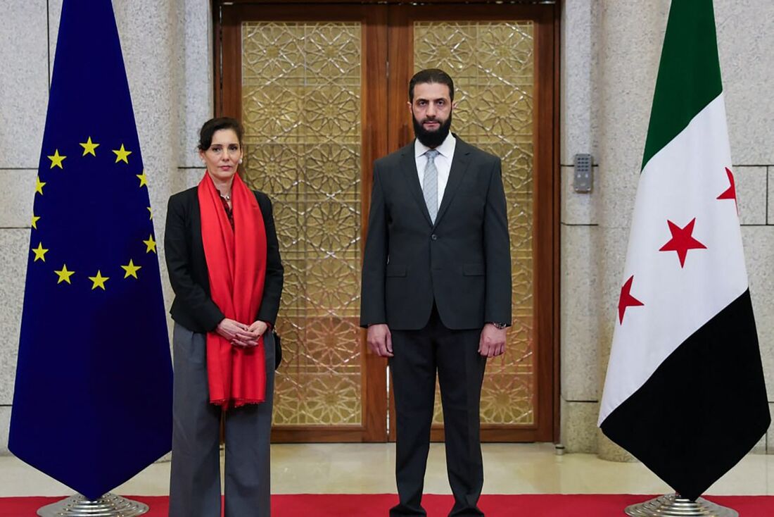 Esta foto divulgada pela Agência de Notícias Árabe Síria SANA mostra o novo líder da Síria, Ahmed al-Sharaa (D), reunido com o chefe de gestão de crises da UE, Hadja Lahbib (E), em Damasco, em 17 de janeiro de 2025.