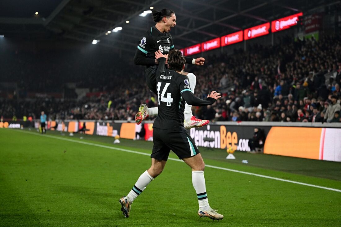 O atacante uruguaio n&ordm; 09 do Liverpool, Darwin Nunez, comemora após marcar o segundo gol de seu time durante a partida de futebol da Premier League inglesa entre Brentford e Liverpool, no Gtech Community Stadium, em Londres, em 18 de janeiro de 2025