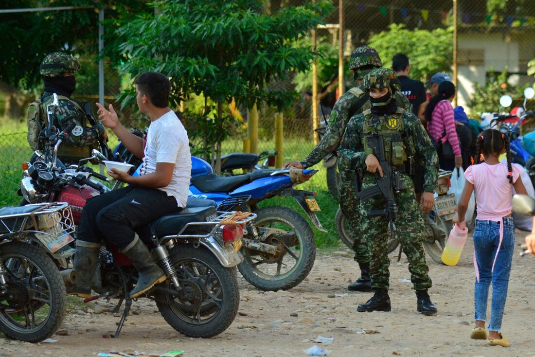 Confrontos entre guerrilhas deixam 80 mortos e milhares de deslocados na Colômbia