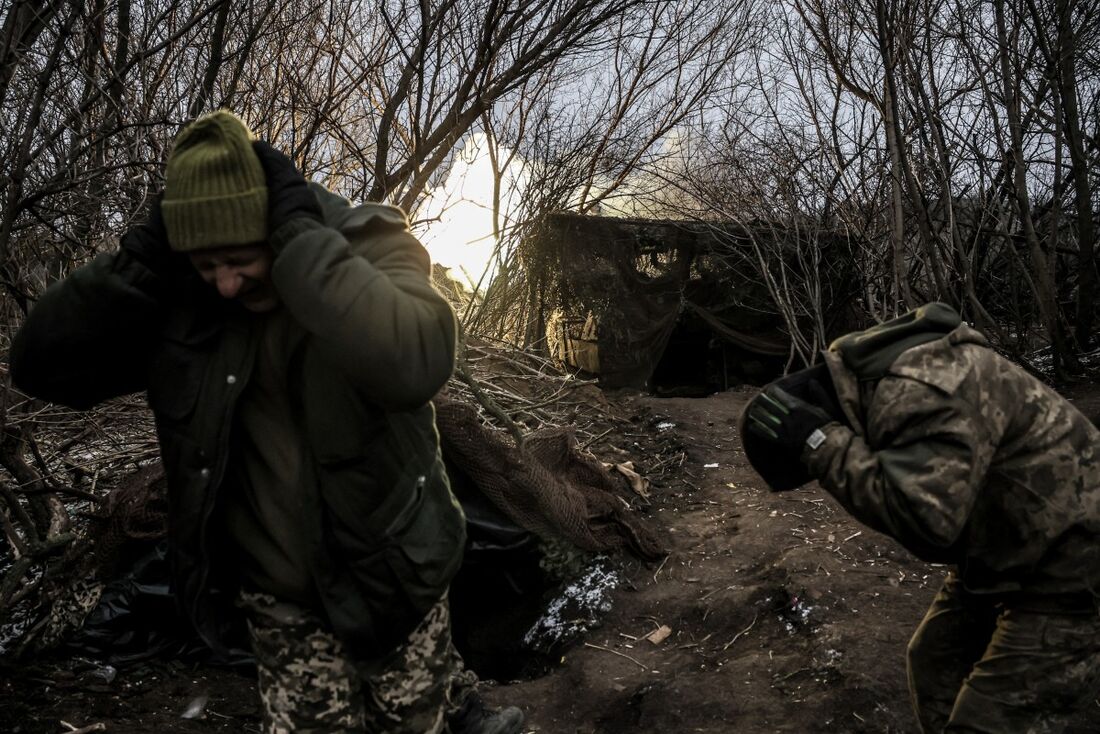 Militares ucranianos da 24ª Brigada Mecanizada Separada disparando o obus M-109 "Paladin" de 155 mm contra as forças russas perto da cidade de Chasiv Yar, em a região de Donetsk