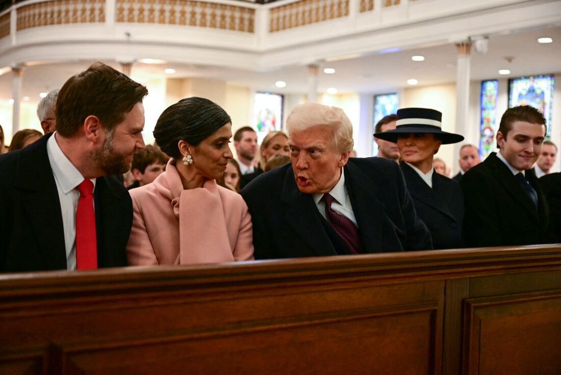 O presidente eleito dos EUA, Donald Trump, fala com o vice-presidente eleito JD Vance (E) e Usha Vance (2&ordm; E) durante um serviço religioso na Igreja Episcopal de St. John, Lafayette Square em Washington, DC, 20 de janeiro de 2025