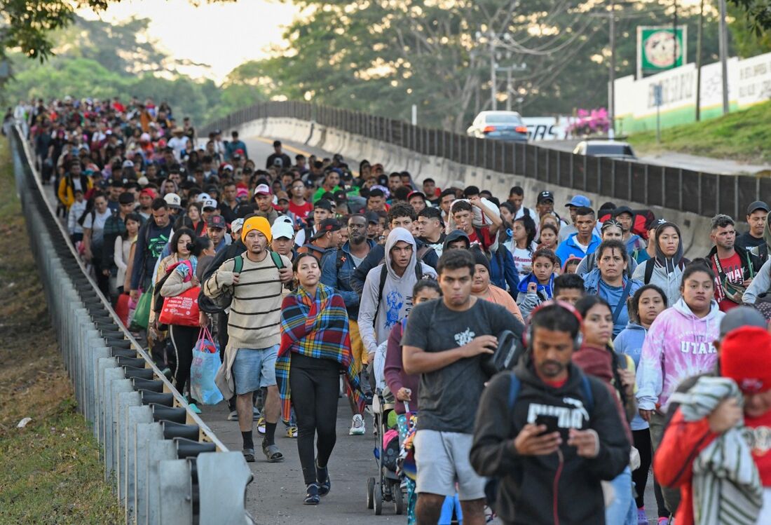 Caravana de mexicanos indo em direção aos Estados Unidos