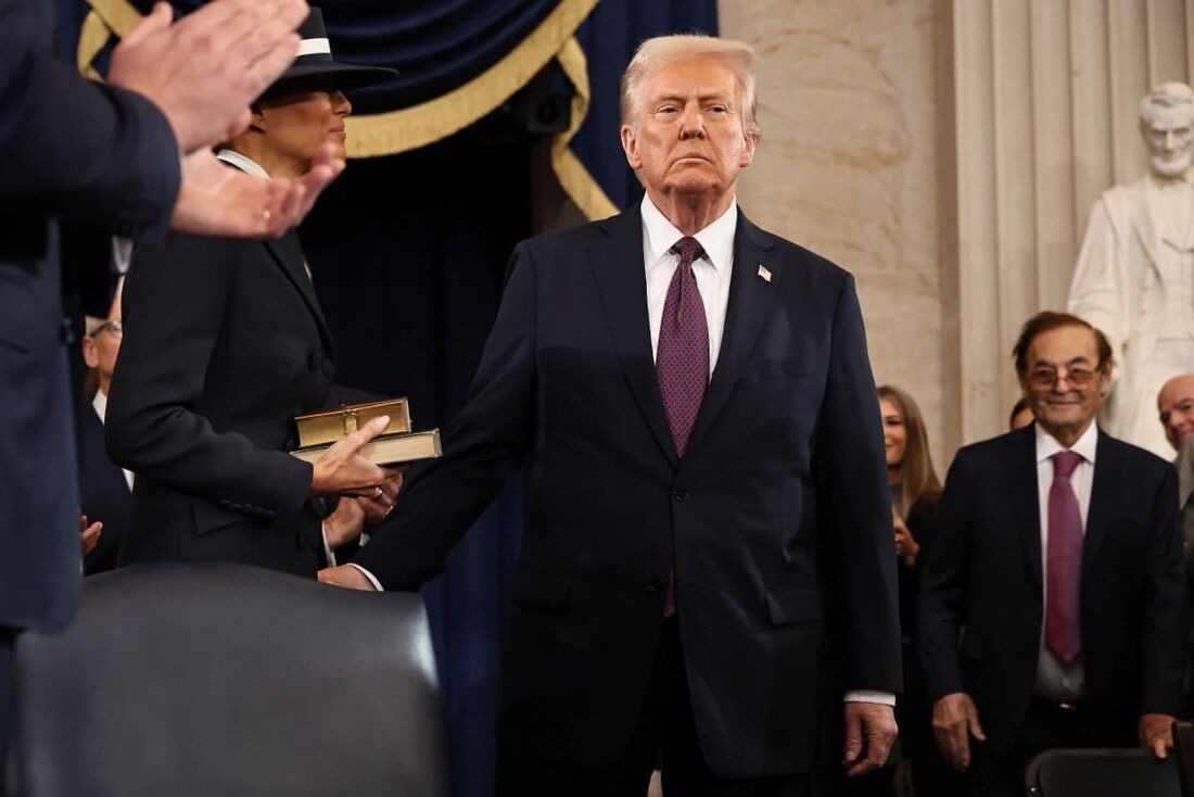 Melania Trump segura bíblias enquanto o presidente eleito dos EUA, Donald Trump, chega para as cerimônias de inauguração na Rotunda do Capitólio dos EUA