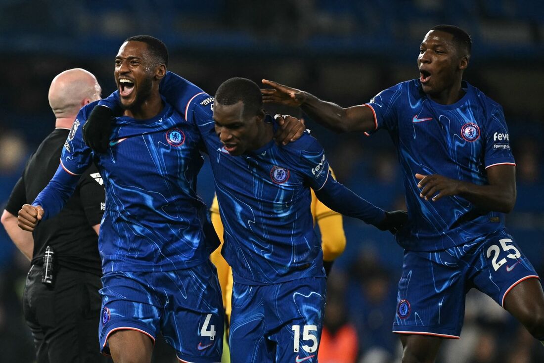 Jogadores do Chelsea celebram gol sobre o Wolverhampton