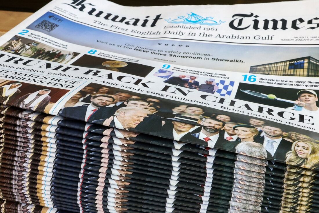 Uma pilha de jornais do Kuwait Times mostra a primeira página da publicação em uma banca de jornal na cidade do Kuwait em 21 de janeiro de 2025, com uma foto da cerimônia de posse de Donald Trump como 47&ordm; presidente dos Estados Unidos