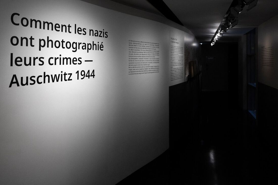 "Como os nazistas fotografaram seus crimes - Auschwitz 1944" durante uma visita prévia ao Memorial de la Shoah, o museu do Holocausto em Paris, em 21 de janeiro de 2025