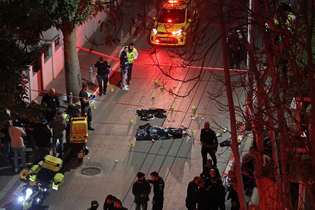 Três pessoas ficaram feridas em um ataque com faca em 21 de janeiro em Tel Aviv, incluindo uma gravemente, e o agressor foi morto