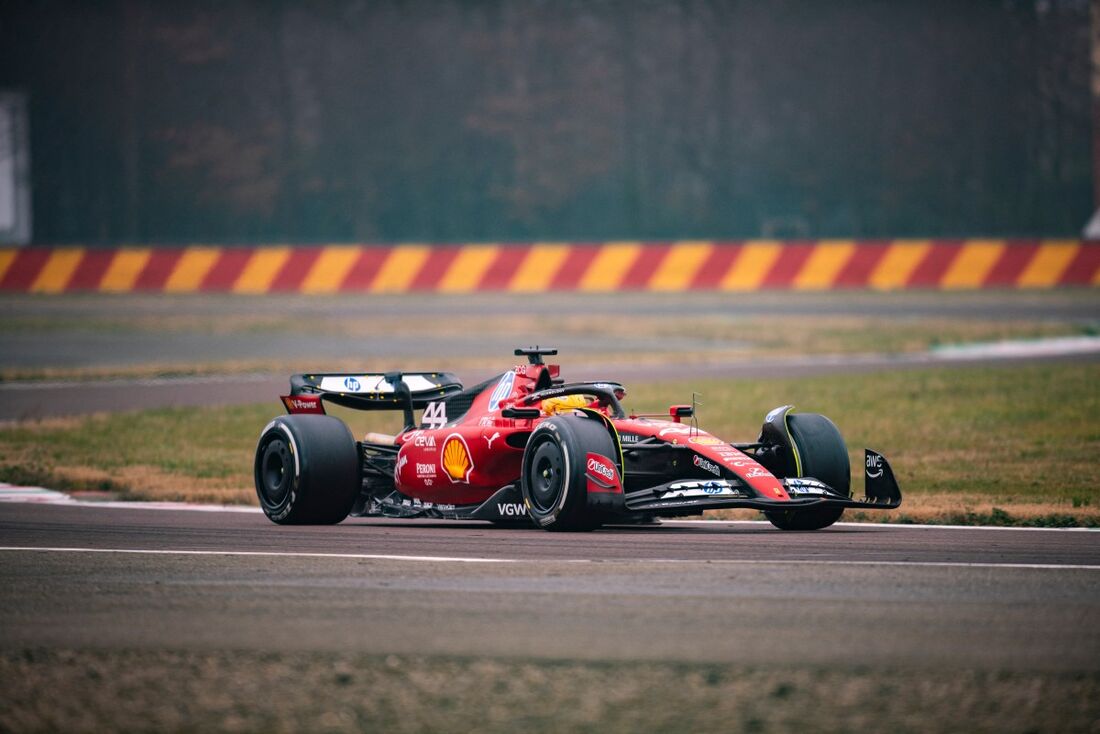 Lewis Hamilton testando a Ferrari F1SF 75 no circuito de Fiorano, em Maranello