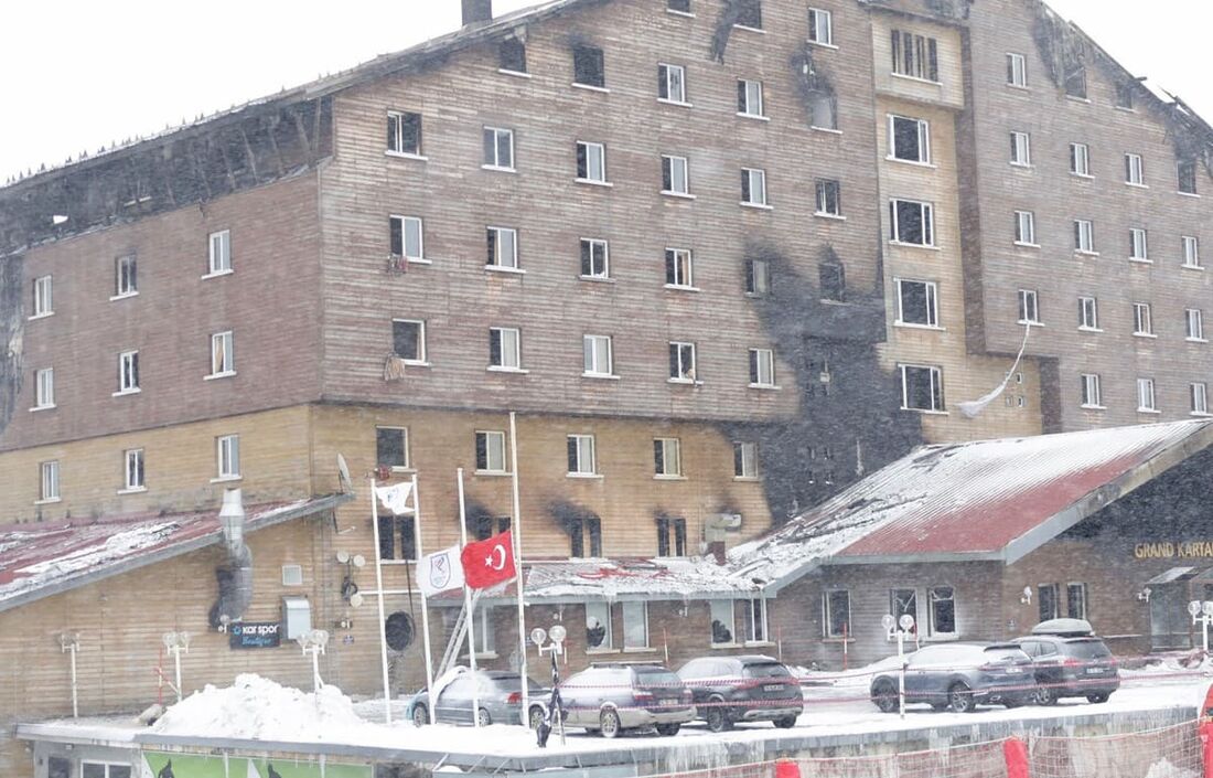 Bandeira turca baixada a meio mastro durante o luto pelas vítimas de um incêndio que ocorreu no Grand Kartal Hotel