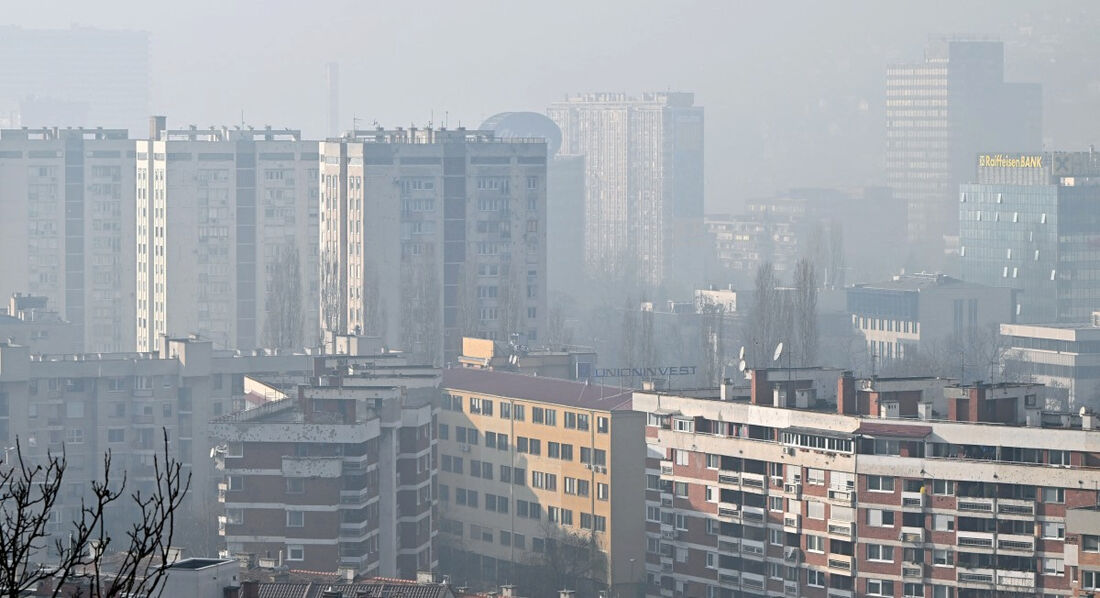 Vista do centro da cidade de Sarajevo envolto em uma combinação de neblina e ar poluído, em 22 de janeiro de 2025.