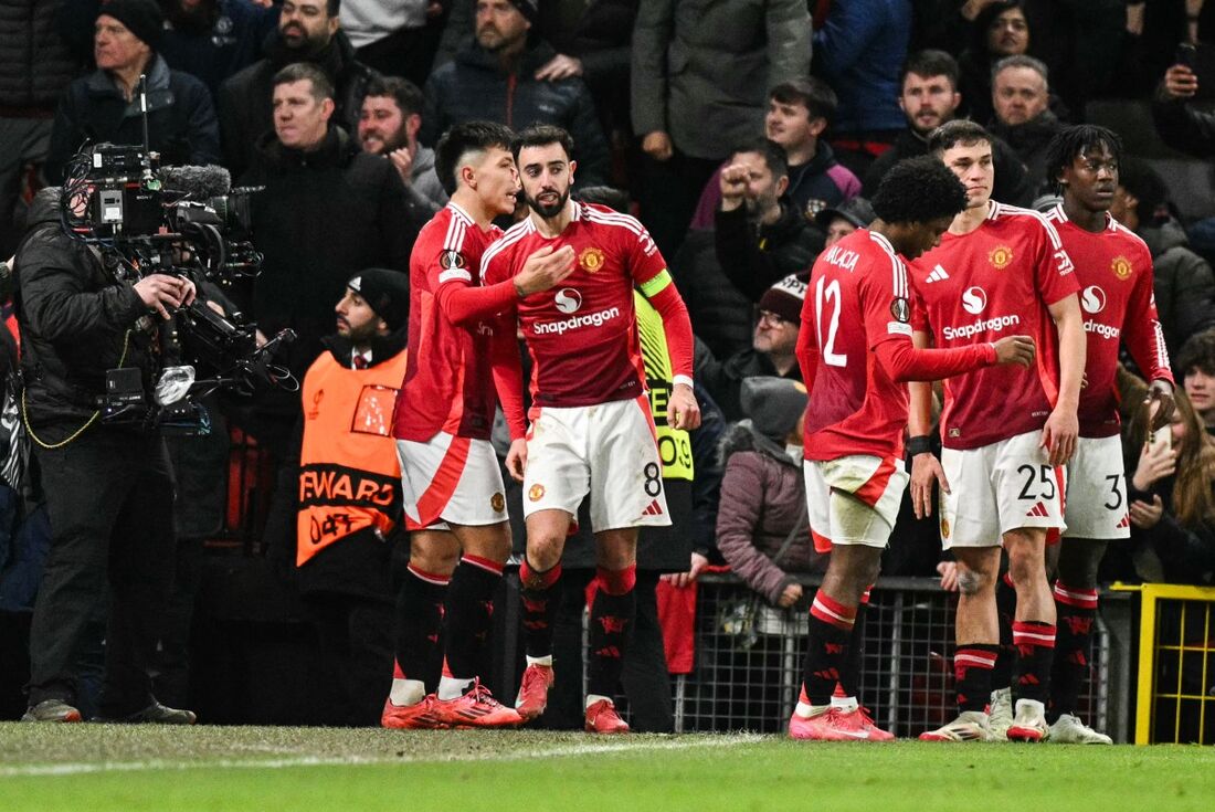 Jogadores celebram gol de Bruno Fernandes no fim do jogo