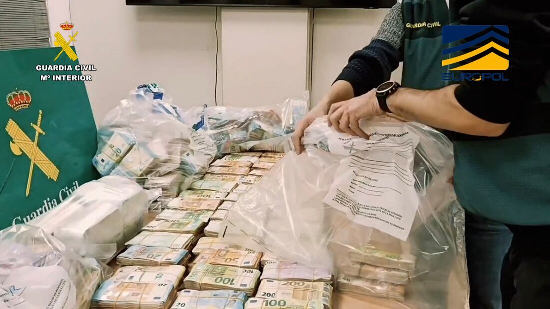 Guarda Civil Espanhola em 24 de janeiro de 2025 mostra parte dos 6 milhões de euros (6,2 milhões de dólares) confiscados de uma rede de tráfico de drogas estabelecida em Barcelona