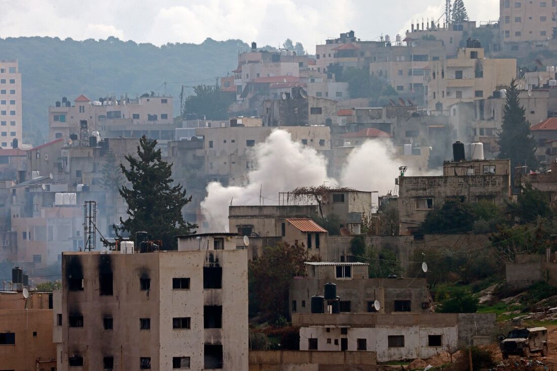 A fumaça sobe de uma área durante um ataque em grande escala do exército israelense em Jenin, na Cisjordânia ocupada, em 24 de janeiro de 2025