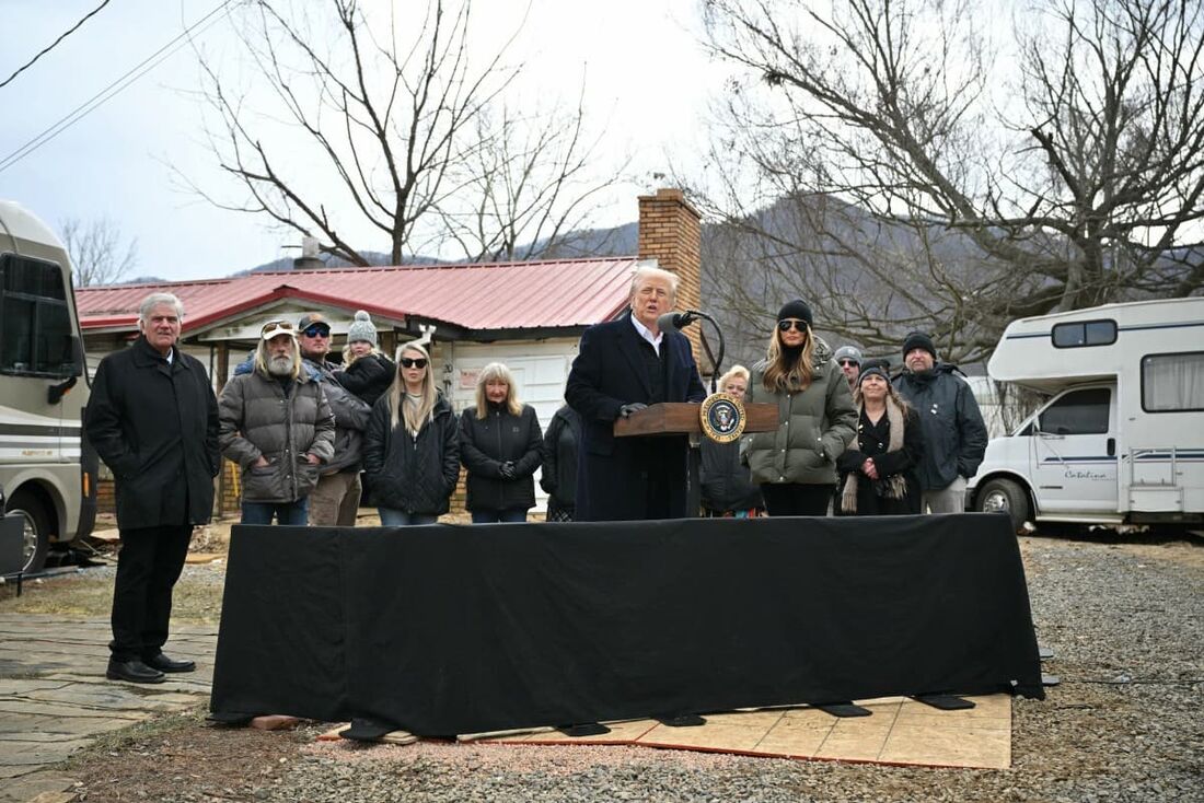 O presidente dos EUA, Donald Trump, discursa durante visita a um bairro afetado pelo furacão Helene em Swannanoa, Carolina do Norte