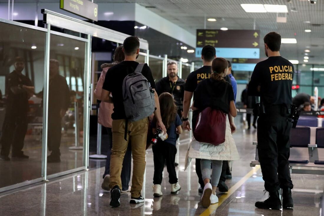 Brasileiros deportados dos EUA passam pela sala de embarque do Aeroporto Internacional Eduardo Gomes, em Manaus, Amazonas