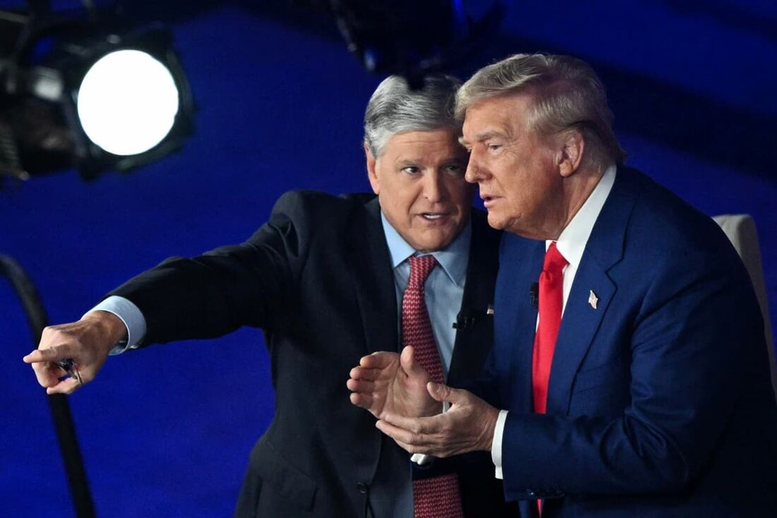 O ex-presidente dos EUA e candidato presidencial republicano Donald Trump (D) conversa com o apresentador da Fox News Sean Hannity