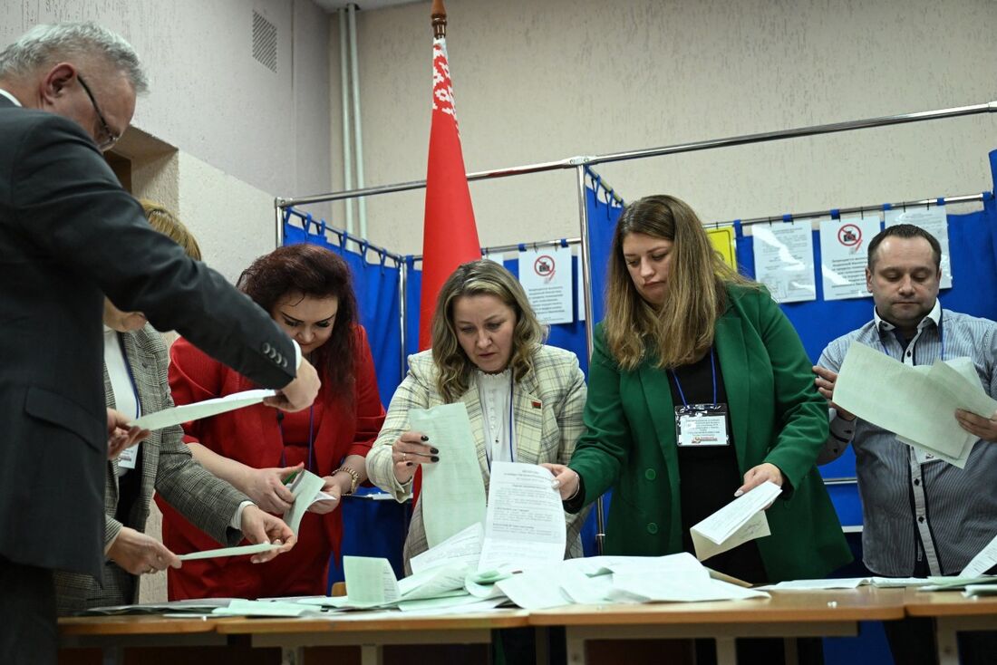 Os funcionários eleitorais contam os votos nas eleições presidenciais da Bielorrússia em uma seção eleitoral na capital, Minsk, em 26 de janeiro de 2025