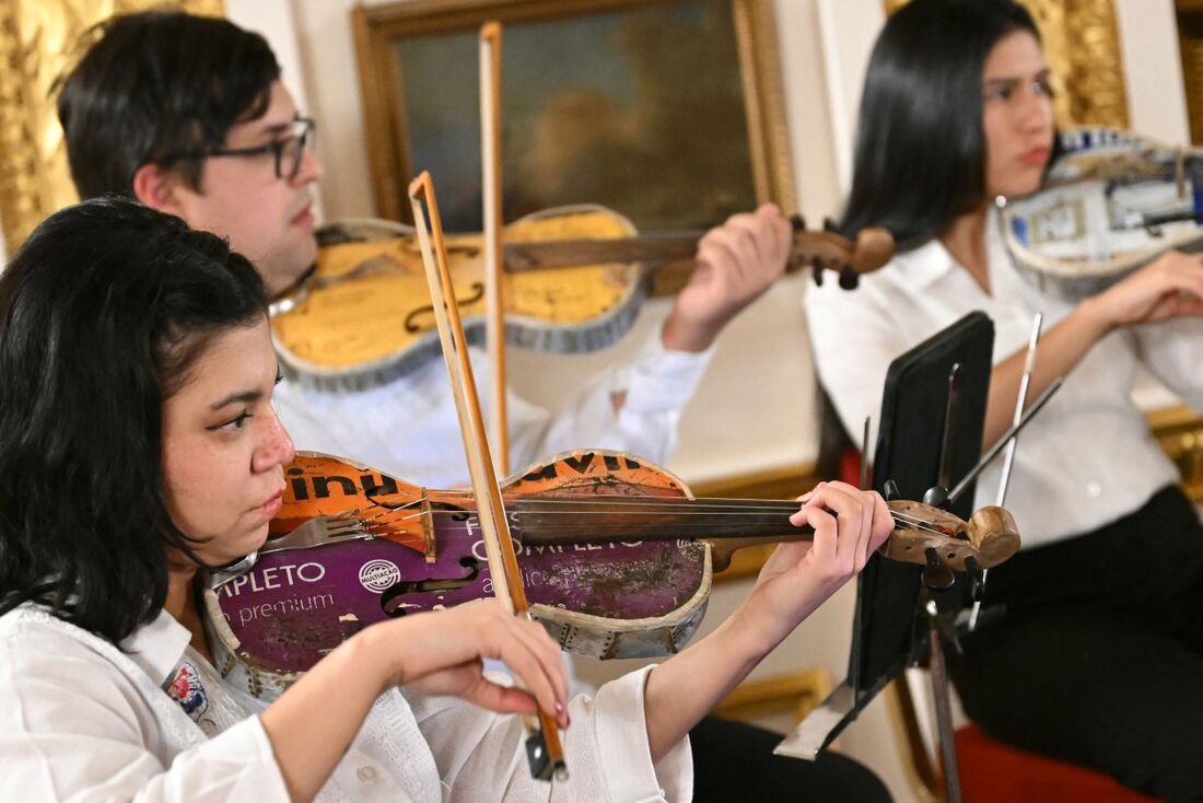 Integrantes da Orquestra Reciclada Paraguaia de Cateura participam de ensaio antes de apresentação para o público na Lancaster House, em Londres, no dia 26 de janeiro de 2025