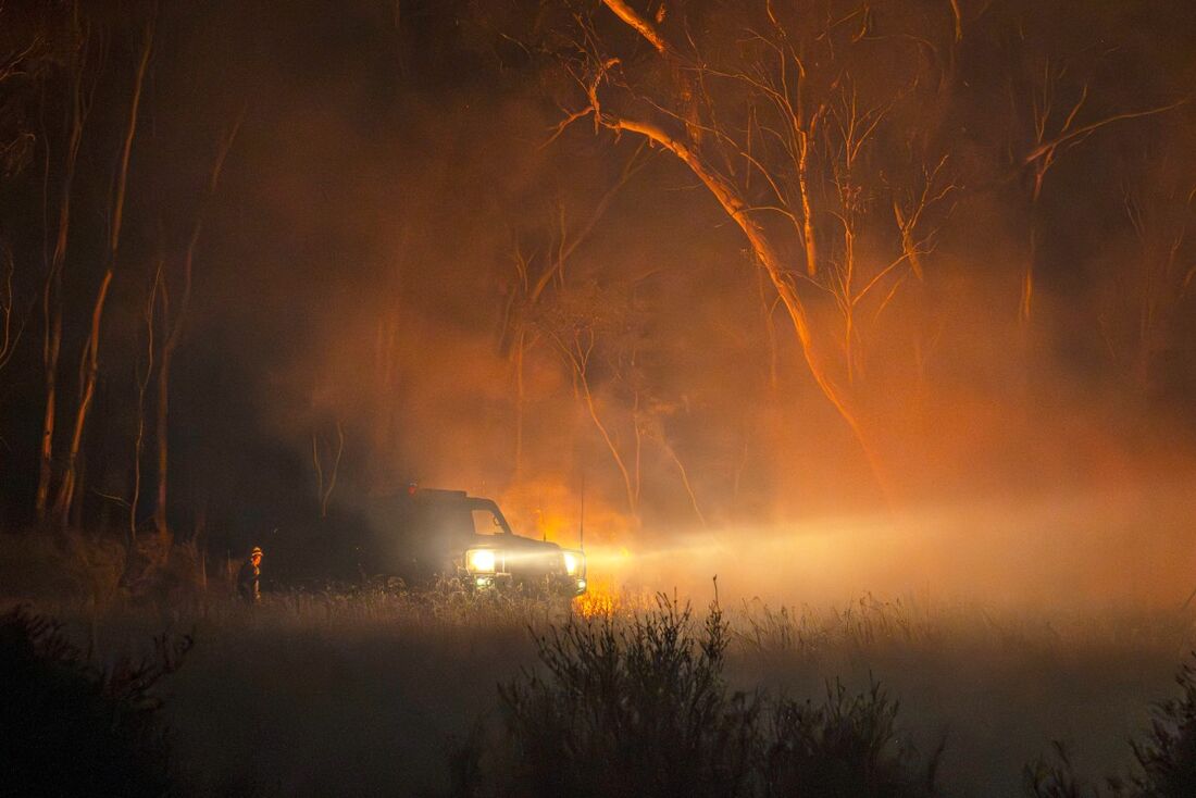 Um caminhão de bombeiros chegando para combater incêndios florestais no Parque Nacional Little Desert, no estado australiano de Victoria