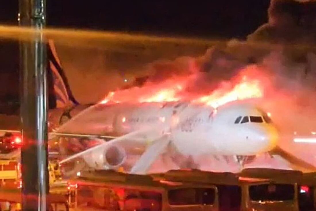 Autoridades de incêndio trabalham para extinguir um incêndio que começou em um avião de passageiros da Air Busan no Aeroporto Internacional de Gimhae