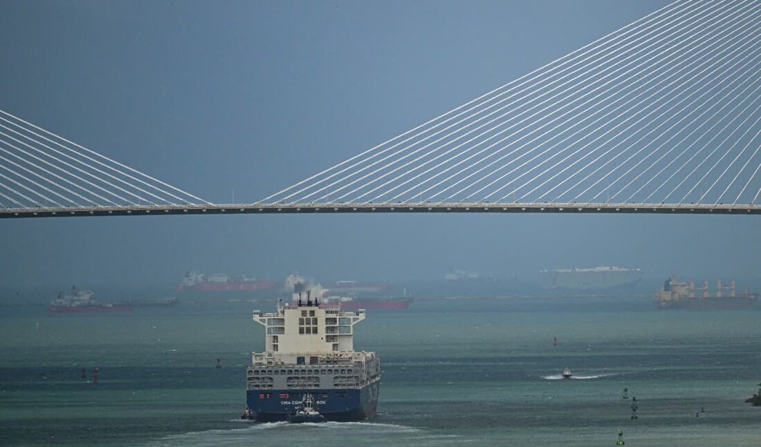 Um navio deixa as eclusas de Agua Clara do Canal do Panamá no Lago Gatun em Colón, Panamá
