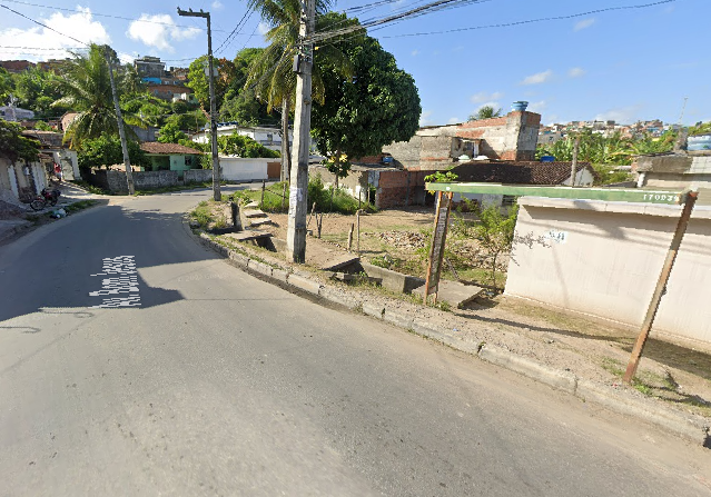 Jovem morre após se pendurar em porta de ônibus e colidir com poste