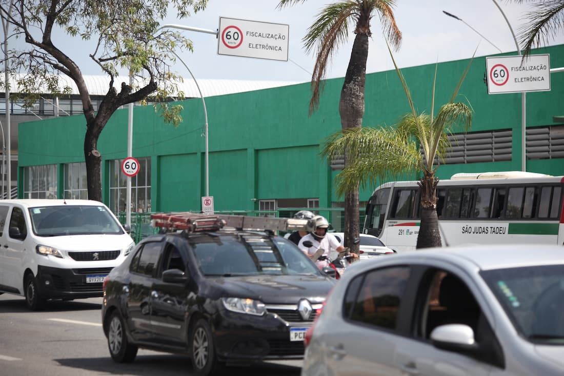 Trecho da Avenida Mascarenhas de Moraes, na Imbiribeira, Zona Sul do Recife, onde a velocidade máxima permitida é de 60 km/h