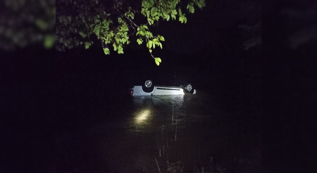 Carro foi encontrado parcialmente submerso