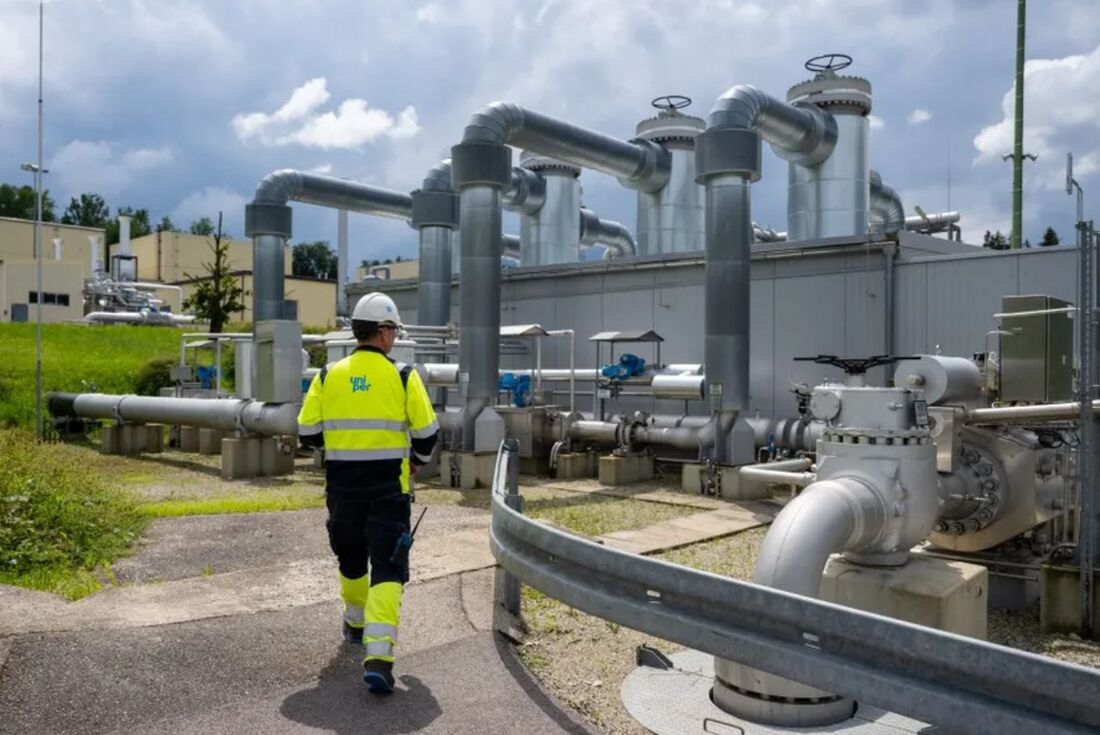 Funcionário caminha por instalações de estoque de gás natural da Uniper Energy Storage em Bierwang, Sul da Alemanha 